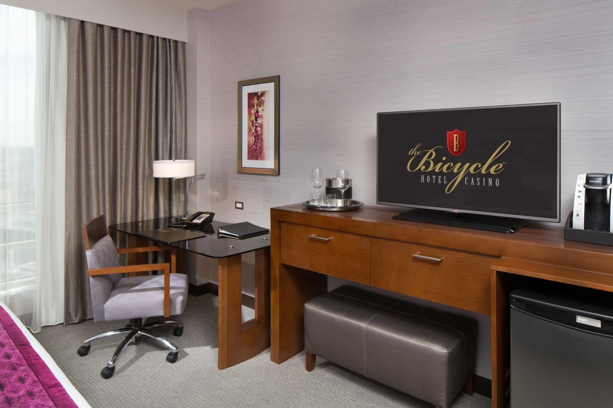 Hotel Parkwest Bicycle Casino Bell Gardens Esterno foto